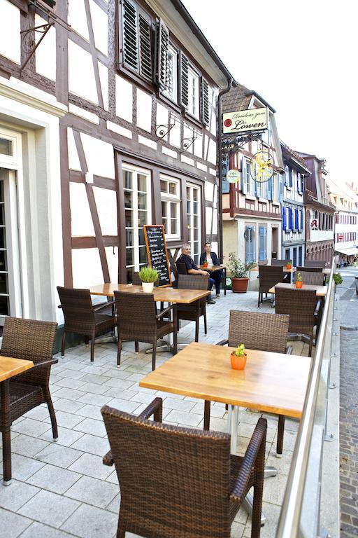 Hotel Zum Lowen Лар Екстериор снимка