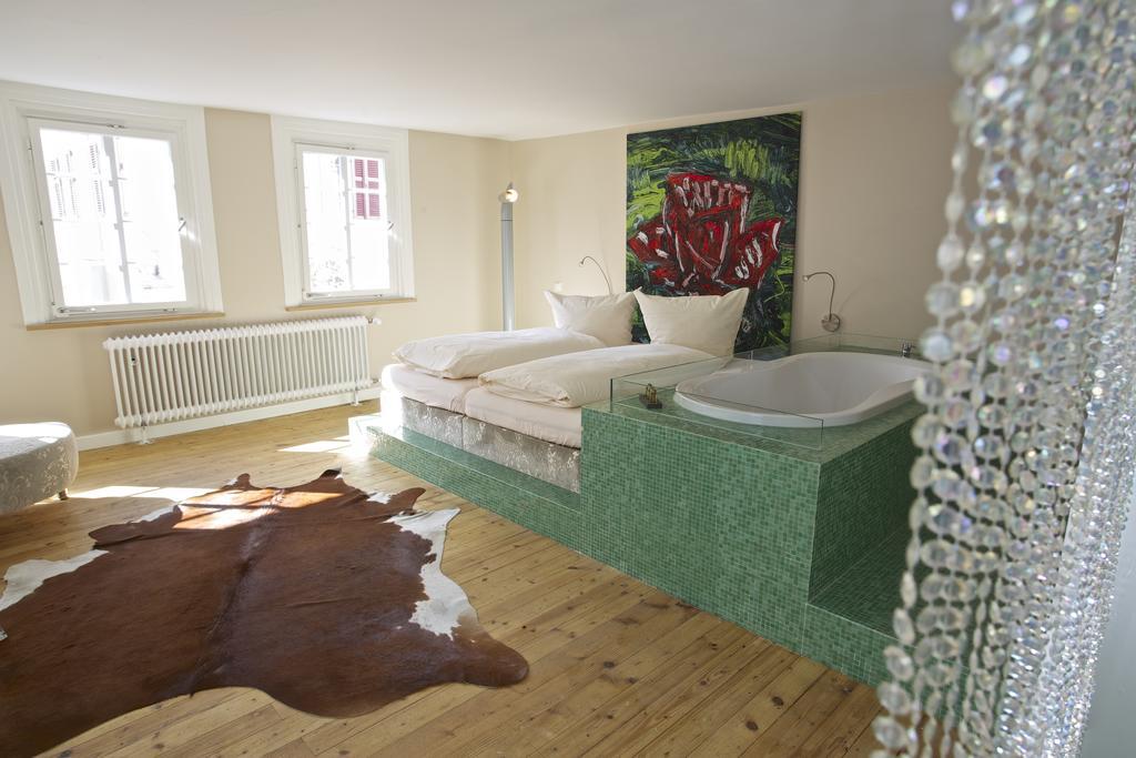 Hotel Zum Lowen Лар Стая снимка